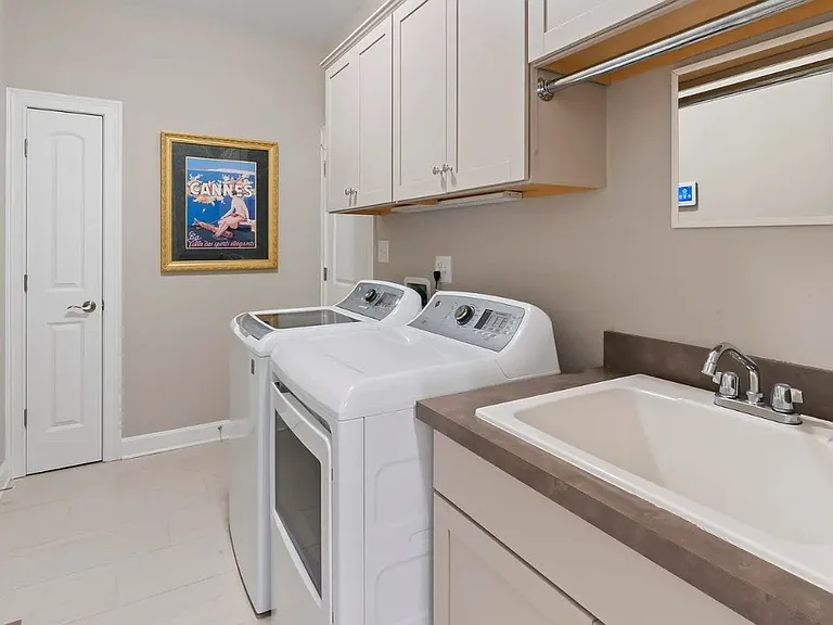 4124 Calgary Way — Photo 2