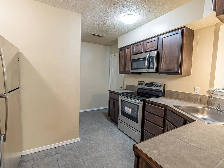 559 S Ray Ave — Photo 5