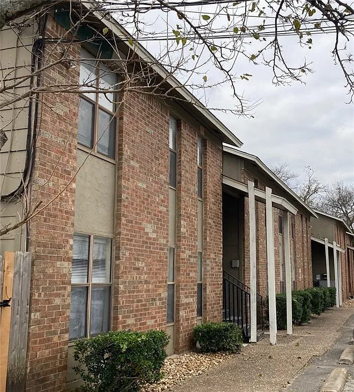 2 bed, 1.0 bath, 850 sqft, $1,200 — Photo 1