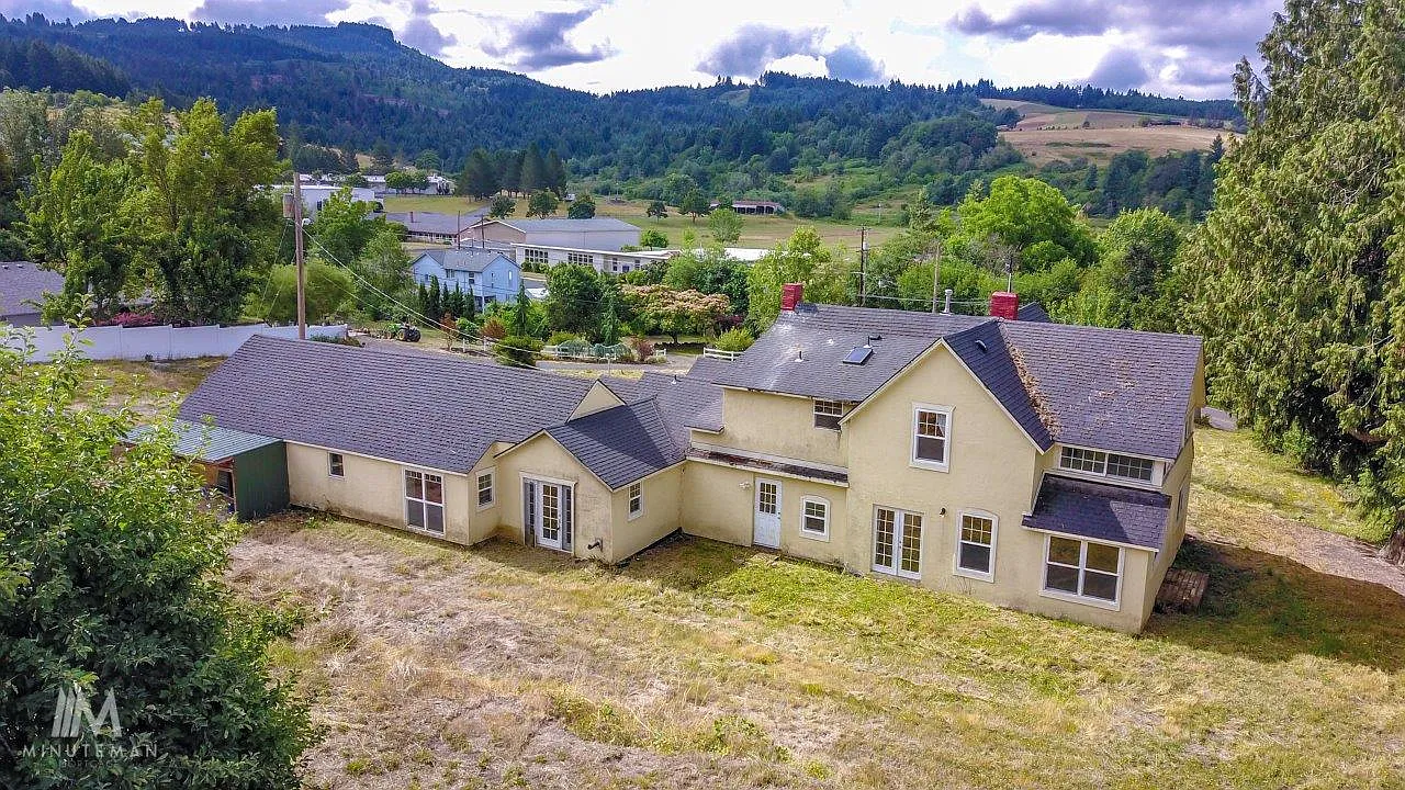 6 bed, 3900 sqft, $3,995 — Photo 2