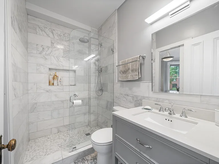 2110 N Dayton St — Photo 17