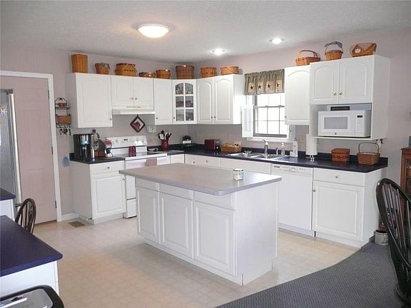 2nd image of 3201 Sioux Dr