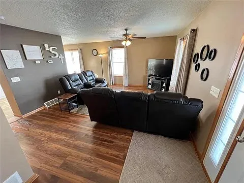 3 bed, 1900 sqft, $2,300 — Photo 3