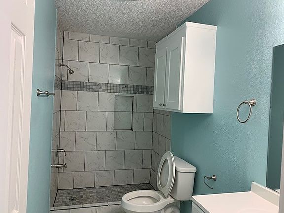 5th image of 1702 N Tallowood Dr
