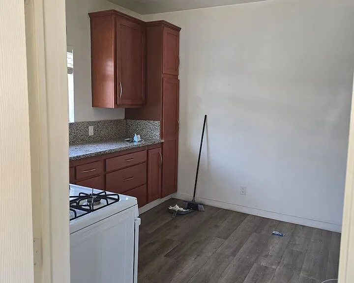 1629 1/2 N Harvard Blvd — Photo 3