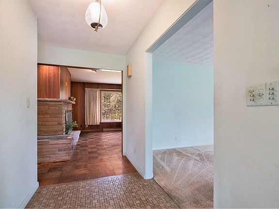 3rd image of 800 Point O Woods Dr