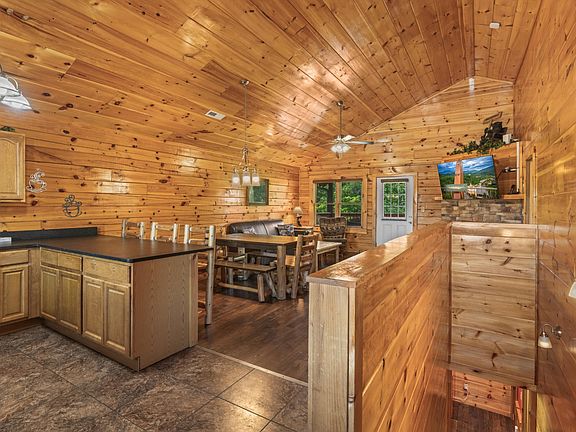 5th image of 704 Blueberry Ridge Way