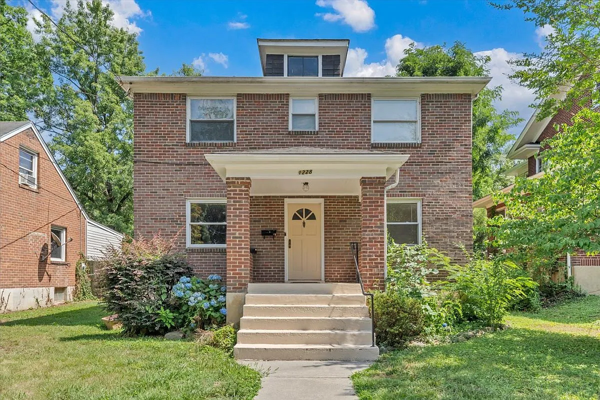2 bed, 1.0 bath, 840 sqft, $1,300 — Photo 1