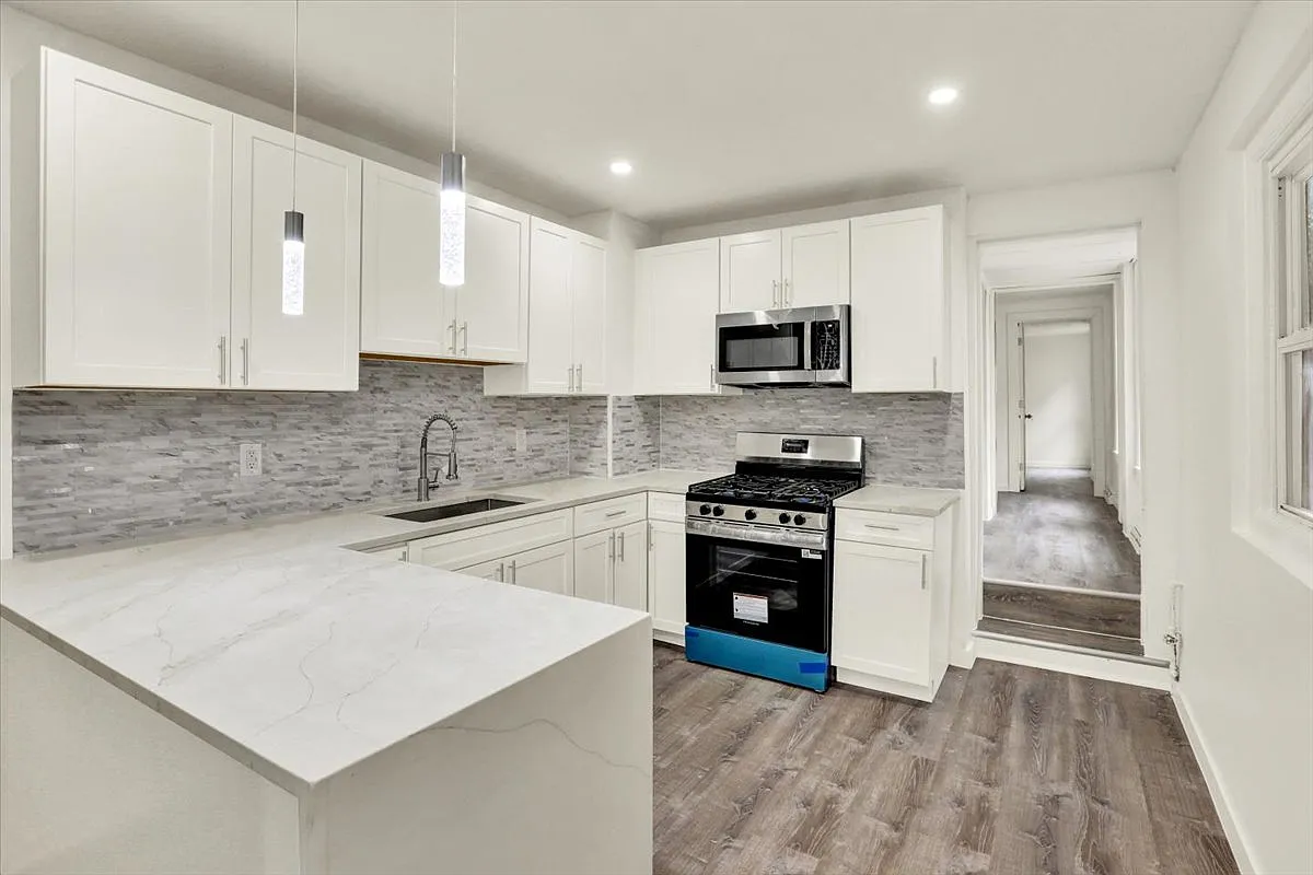 6 bed, 2288 sqft, $1,995 — Photo 4