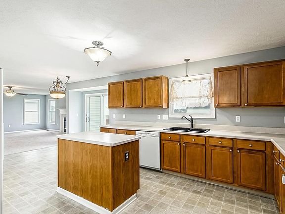 4th image of 461 Carver St