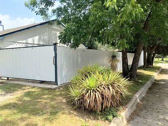 3rd image of 704 Manhattan Dr