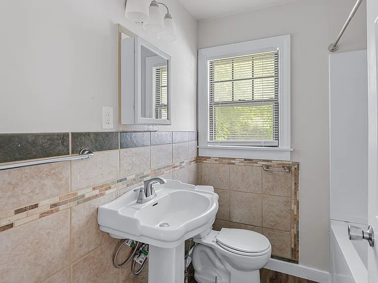 611 W Minota St — Photo 14