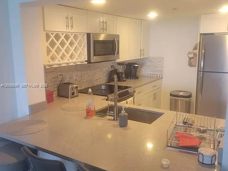 2555 Collins Ave #2207 — Photo 7