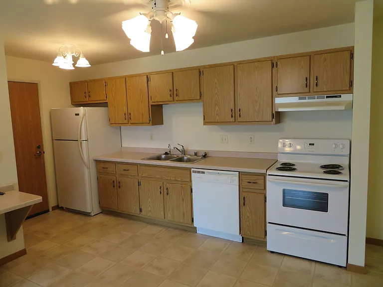 606 W State St — Photo 3
