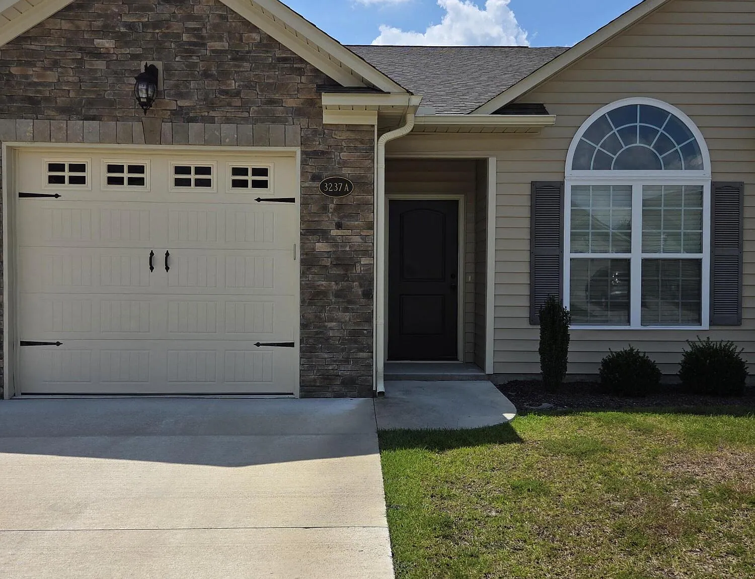 3 bed, 2.0 bath, 1362 sqft, $1,750 — Photo 1