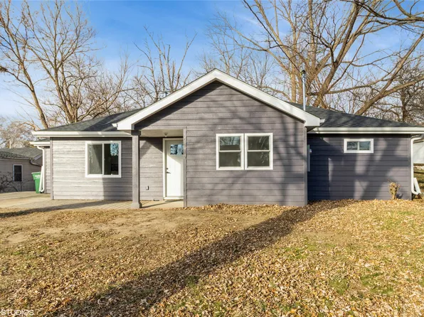 6519 School St, Windsor Heights, IA 50324