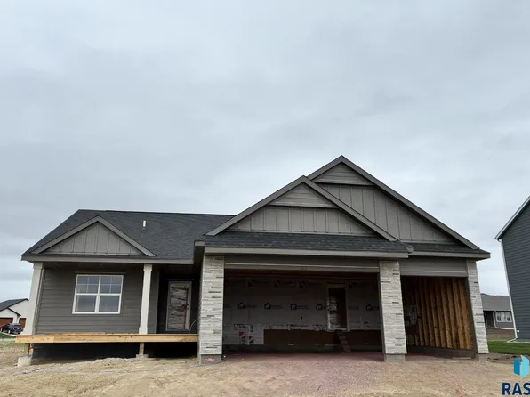 913 S Country Club Ave, Brandon, SD 57005