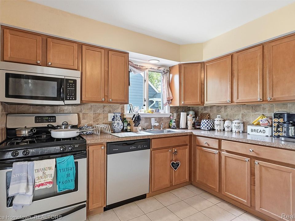 260 Burroughs St, photo 7