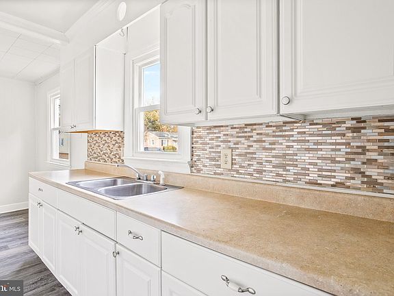 5th image of 714 Olivia St