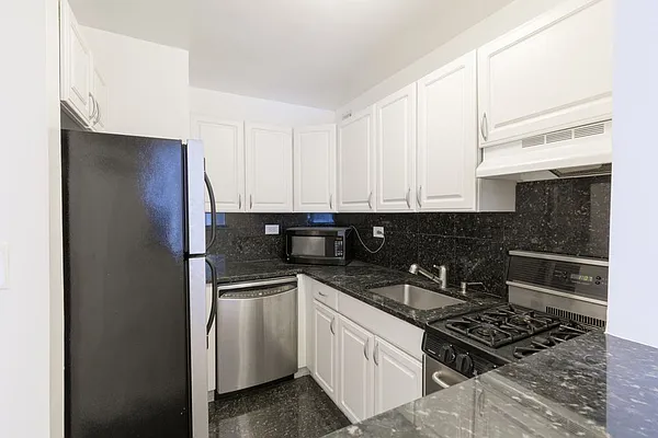 Rented by Stonehenge NYC LLC | media 19