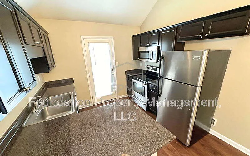 3 bed, 2.0 bath, 1350 sqft, $1,695 — Photo 3