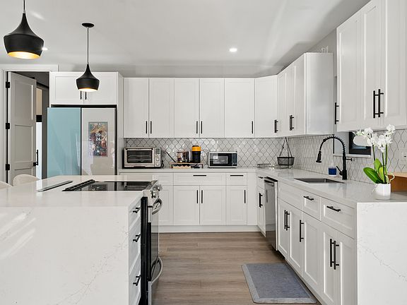 3rd image of 13 Coral Way