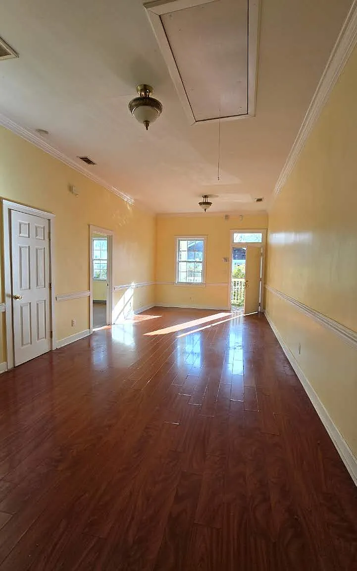 2 bed, 975 sqft, $1,600 — Photo 2