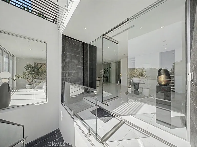 9459 Beverly Crest Dr — Photo 2
