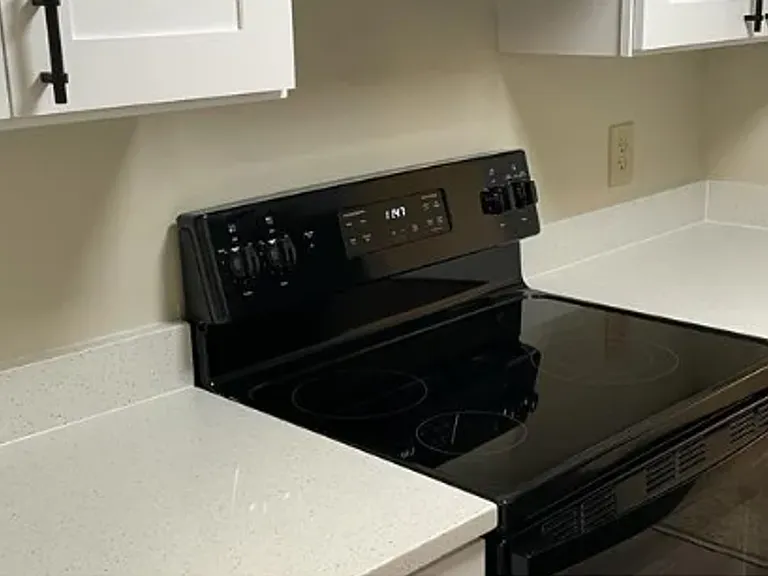 Woods Edge Apartments — Photo 25