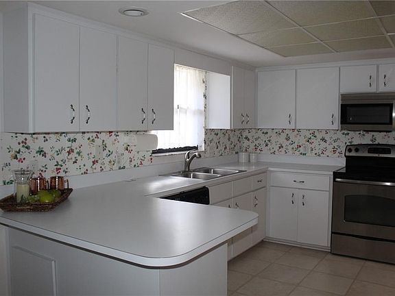3rd image of 671 Jamaica Cir