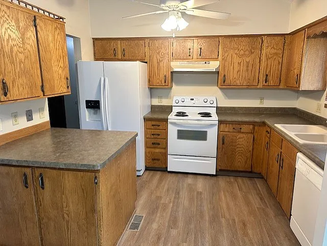 7910 Clover Ct — Photo 5