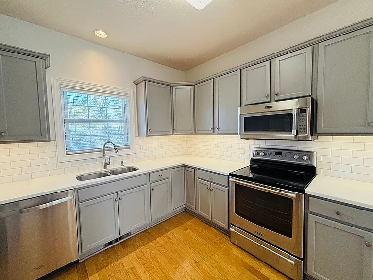 200 Meadow Dr — Photo 6