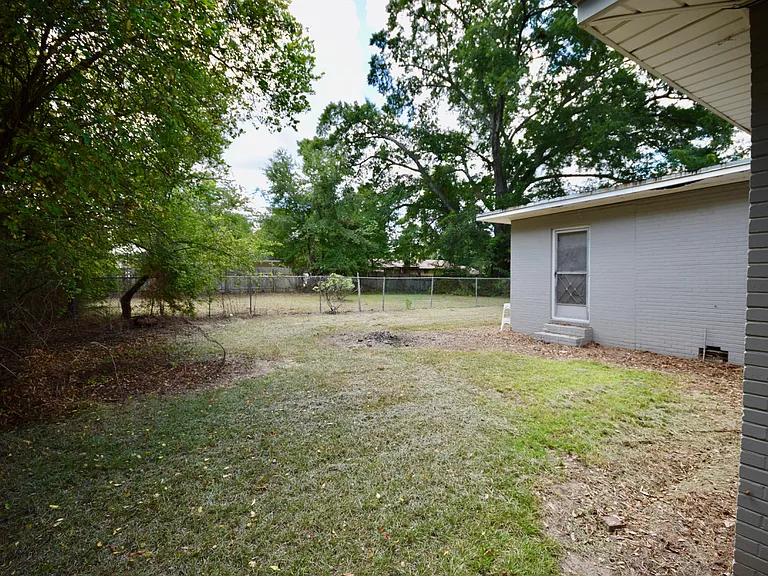 1310 Fairfield Dr — Photo 2