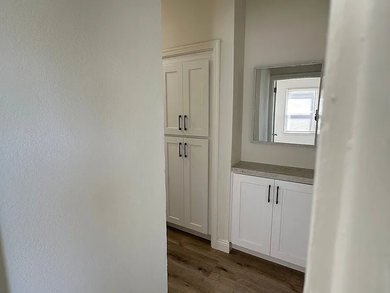 South LA Urban Apartments — Photo 14