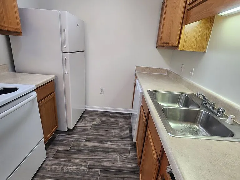 Castlewood Apartments - Huntsville, AL — Photo 3