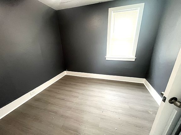 4th image of 909 W 17th St APT B