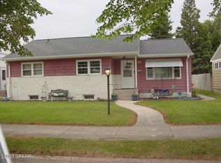 2514 9th Ave N, Grand Forks, ND 58203