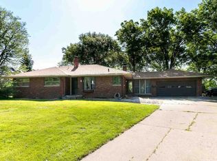 4 Archer Ct, Davenport, IA 52804