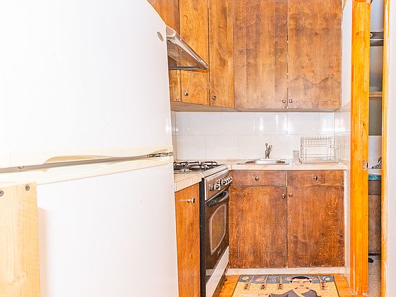 3rd image of 209 Wilson Ave #1