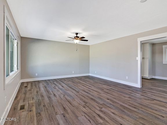 5th image of 280 Glenwood Cir