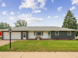901 Lisa Dr, Maquoketa, IA 52060