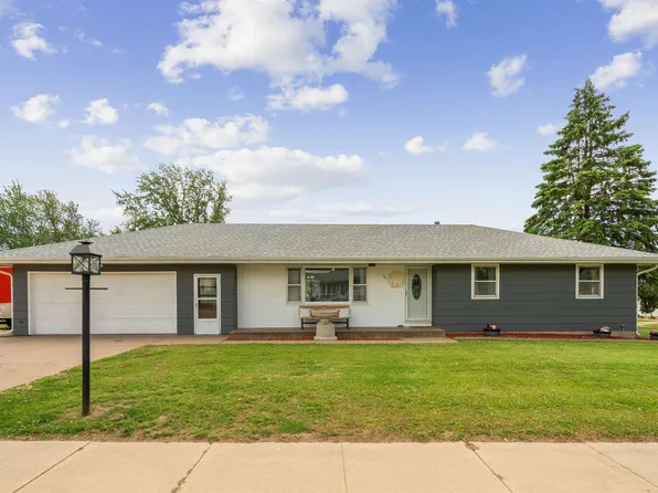 901 Lisa Dr, Maquoketa, IA 52060
