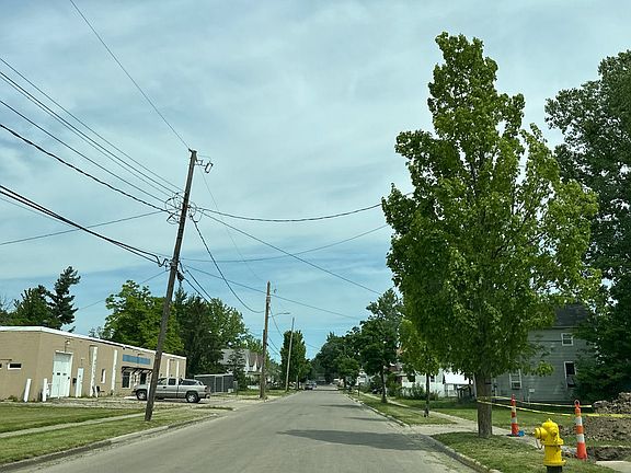 4th image of 637 Oak St