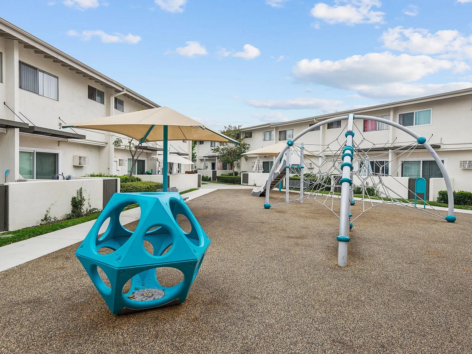 Fisher Court Apartments — Photo 3