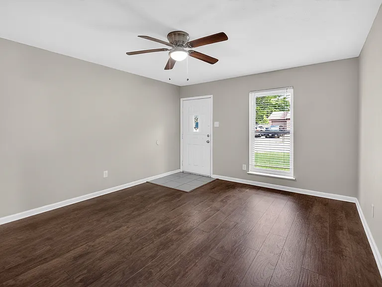2219 Foxcroft Ln — Photo 6