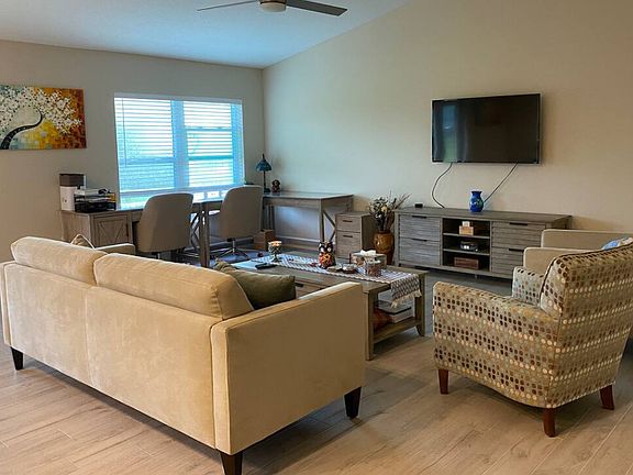 2nd image of 375 SW Vista Lake Dr