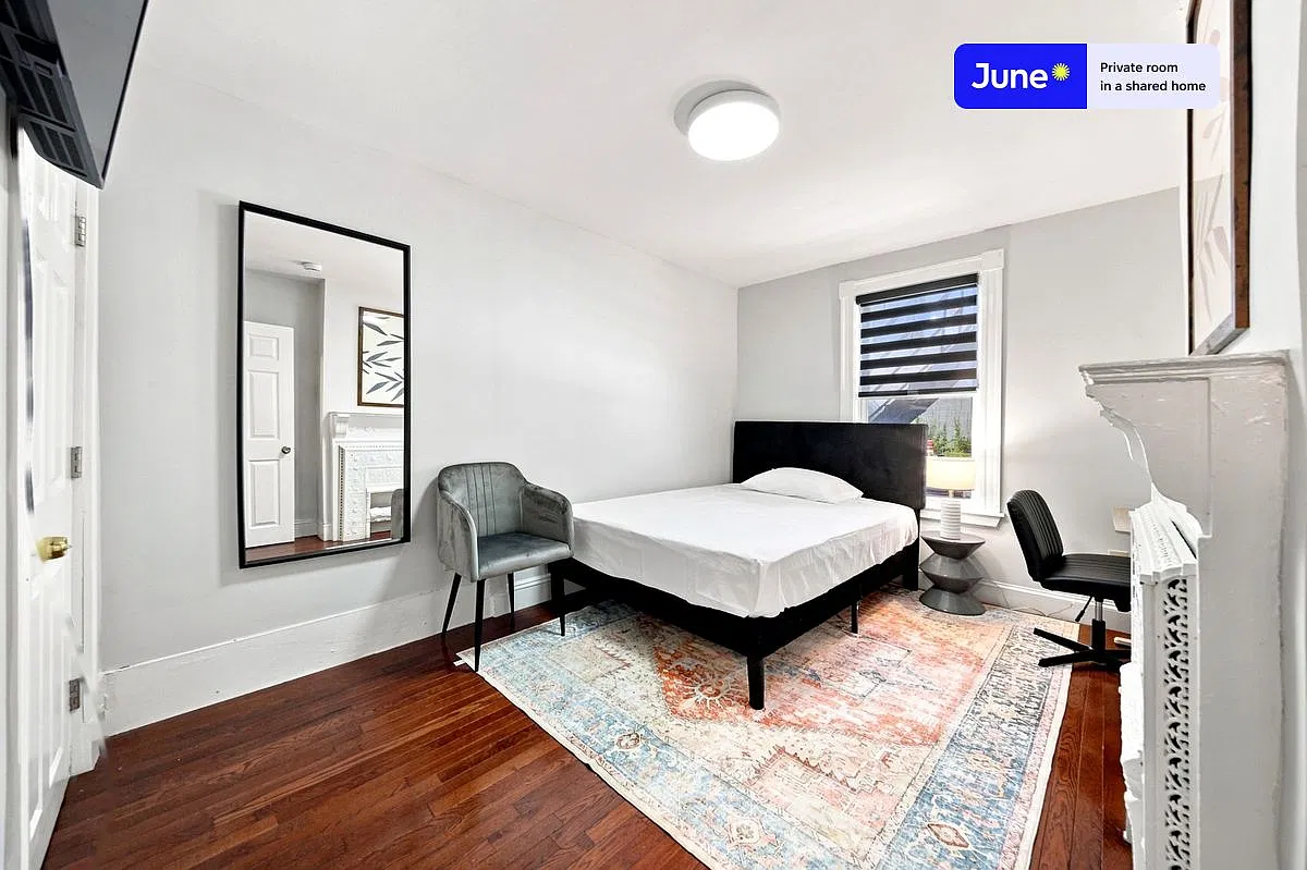 Queen bedroom in 7 bed/2 bath home in Allston #834 F — Photo 1