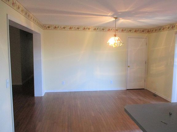 4th image of 2475 Hickory Ave