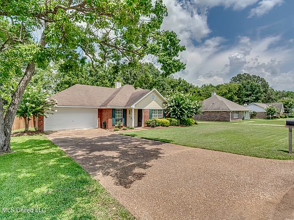 3rd image of 526 Pecan Blvd