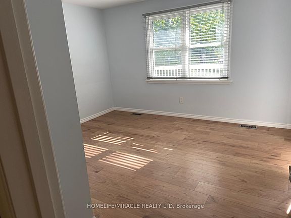 3rd image of 25 Thornridge Cres
